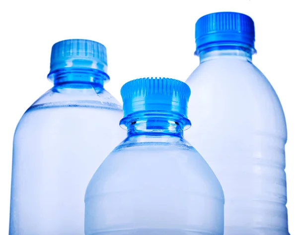 El acercamiento de las botellas de plástico sobre el fondo blanco —  Fotos de Stock