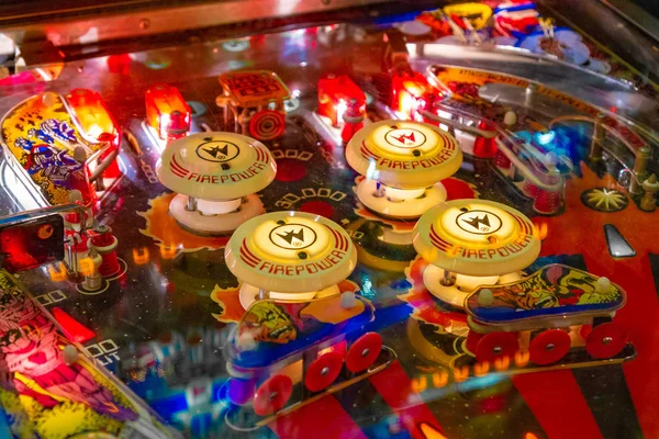 Budapest, Hongarije - 25 maart 2018: Pinball museum. Pinball tafel close-up uitzicht op vintage machine — Stockfoto