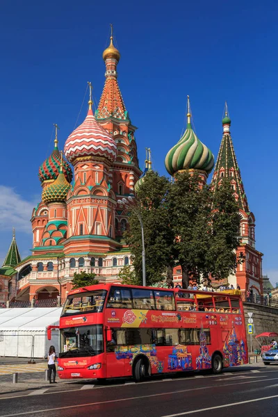 Moscú - 4 de septiembre de 2018: Autobús turista rojo de dos pisos contra el fondo de St. Basilio. — Foto de Stock