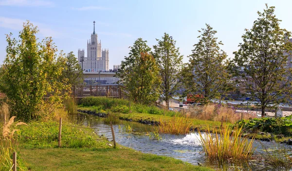 Москва - 4 сентября 2018 года: Парк Зарядье с современным амфитеатром в Москве, Россия. Зарядье - одна из главных туристических достопримечательностей Москвы — стоковое фото
