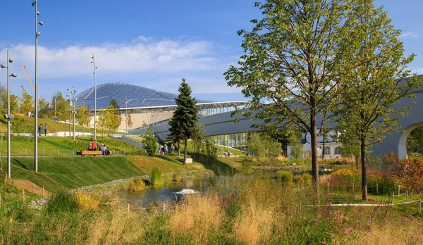 Moscow - September 4, 2018: Zaryadye Park with the modern amphitheater in Moscow, Russia. Zaryadye is one of the main tourist attractions of Moscow — Stock Photo, Image