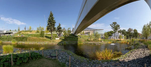 Moscou - 4 de setembro de 2018: Parque Zaryadye com o anfiteatro moderno em Moscou, Rússia. Zaryadye é uma das principais atrações turísticas de Moscou — Fotografia de Stock