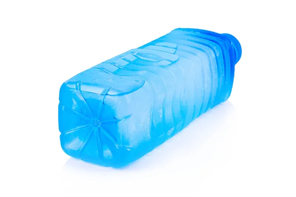 Primo piano di una bottiglia di plastica su sfondo bianco — Foto Stock