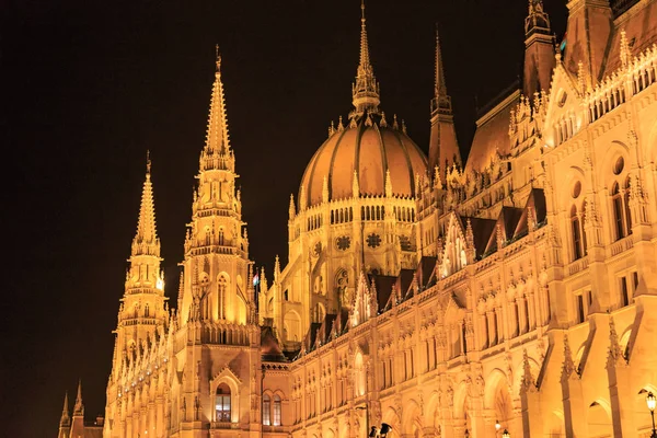 Vista noturna do edifício iluminado do parlamento húngaro em Budapeste — Fotografia de Stock