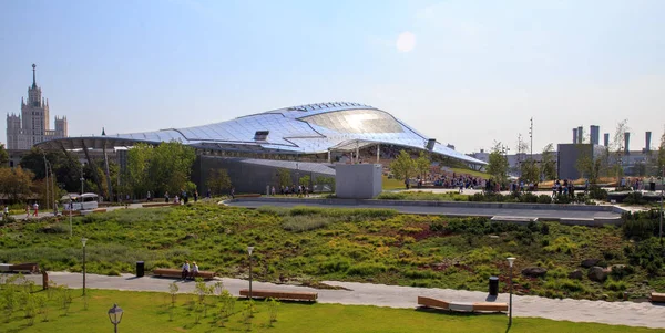 Moscou - 4 septembre 2018 : Parc Zaryadye avec l'amphithéâtre moderne de Moscou, Russie. Zaryadye est l'une des principales attractions touristiques de Moscou — Photo