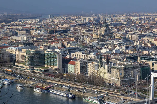 Budapest Panorama aérien de nombreux toits de bâtiments historiques sur les rives du Don avec quais pour embarcations de plaisance. Hongrie Budapest mars 2018 — Photo