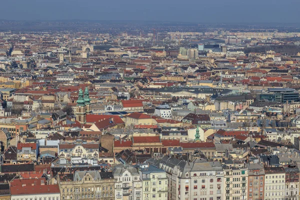 Budapest Panorama aérien de nombreux toits de bâtiments historiques sur les rives du Don avec quais pour embarcations de plaisance. Hongrie Budapest mars 2018 — Photo