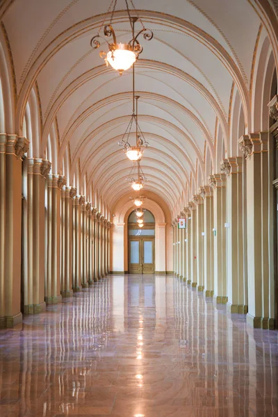 Antika vit korridor med båge i budapest — Stockfoto
