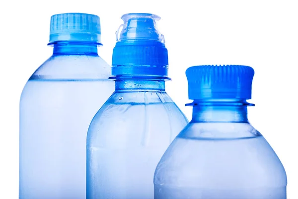 Plastová láhev s vodou na bílém pozadí — Stock fotografie