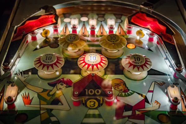 Budapest, Hungría - 25 de marzo de 2018: Pinball museum. Mesa Pinball vista de cerca de la máquina vintage —  Fotos de Stock