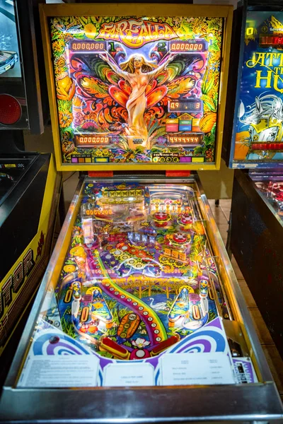 Budapest, Hungary - 2018 년 3 월 25 일 : Pinball museum. 빈티지 머신을 가까이서 볼 수있는 핀볼 테이블 — 스톡 사진