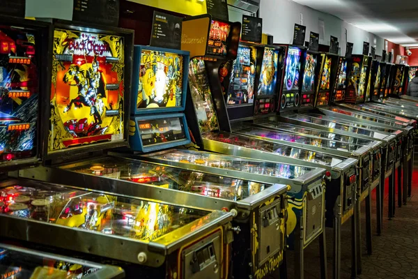 Budapest, Hongarije - 25 maart 2018: Pinball museum. Pinball tafel close-up uitzicht op vintage machine — Stockfoto