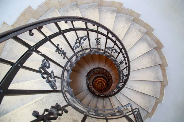 Vue à l'envers d'un escalier en colimaçon — Photo