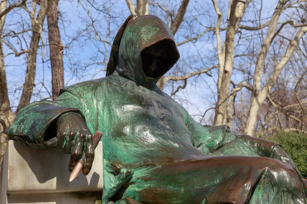 Budapest, Hungría - 25 de marzo de 2018: Estatua de Anónimo, Castillo de Vajdahunyad en Budapest, Hungría —  Fotos de Stock