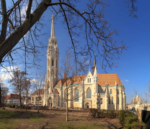 Matthias kostel v Buda Castle čtvrti, Budapešť, Maďarsko na jasný den — Stock fotografie