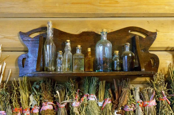 Vintage glazen flesjes en flessen alchemie — Stockfoto