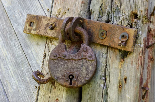 Oude slot op de deur. slot op de deur van een oude boerderij. ware dorp stijl — Stockfoto