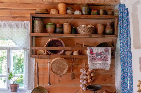 Casa de campo tradicional rusa con horno y vajilla. Interior de una choza campesina — Foto de Stock