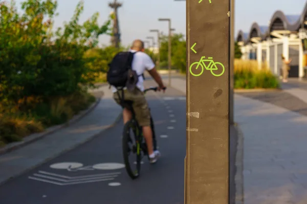 公園で自転車アスファルト道路 — ストック写真