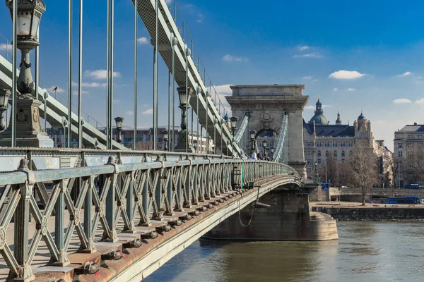 Puente de cadena en el río Danubio en la ciudad hungary budapest — Foto de Stock