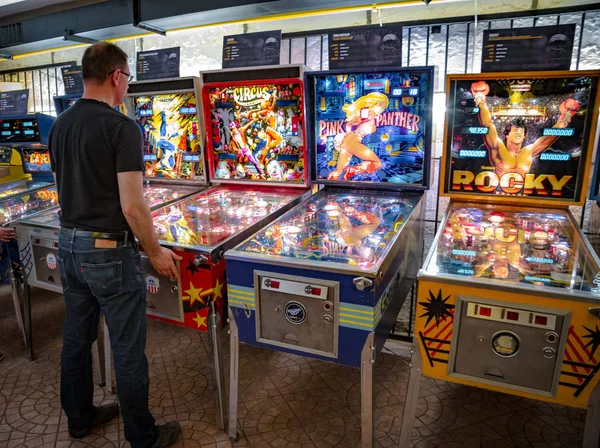 Budapest, Hungría - 25 de marzo de 2018: Pinball museum. Mesa Pinball vista de cerca de la máquina vintage — Foto de Stock