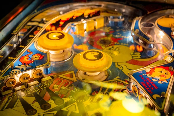 Budapest, Hongarije - 25 maart 2018: Pinball museum. Pinball tafel close-up uitzicht op vintage machine — Stockfoto