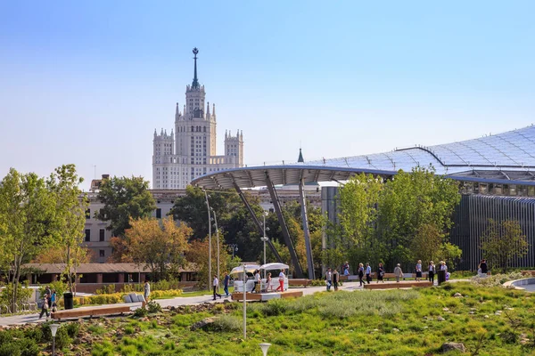 莫斯科-2018年9月4日: Zaryadye 公园与现代露天剧场在莫斯科, 俄国。Zaryadye 是莫斯科主要的旅游胜地之一。 — 图库照片