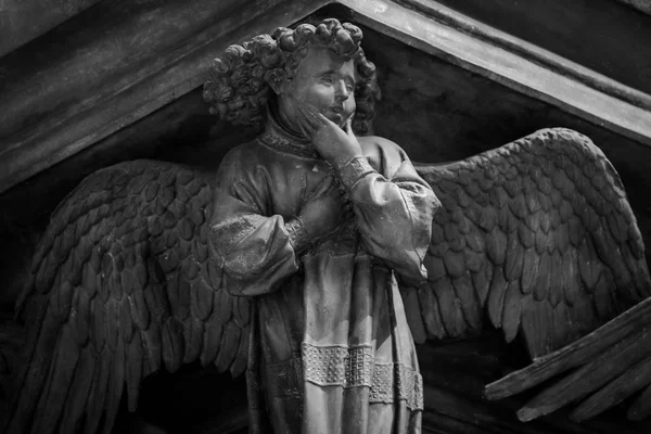 Socha anděla s černým pozadím — Stock fotografie