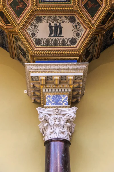 Détail d'un pilier corinthien richement décoré — Photo