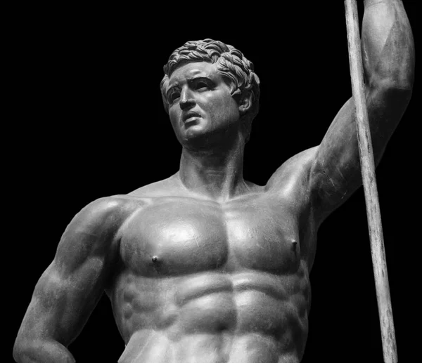 Людське досконале тіло Старовинна чоловіча статуя ізольована на чорному тлі — стокове фото