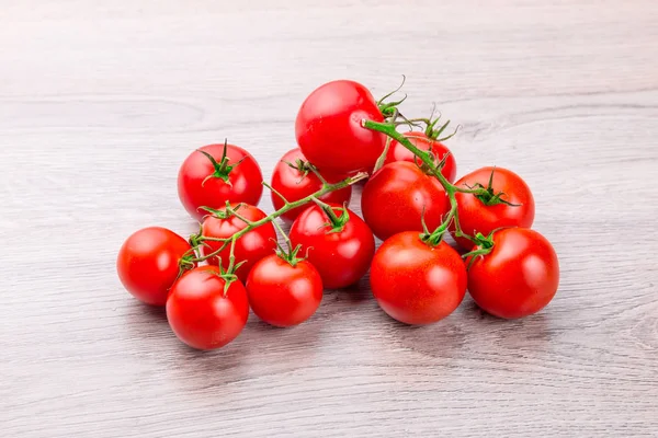 Tomates cereja frescos em fundo de madeira rústica — Fotografia de Stock