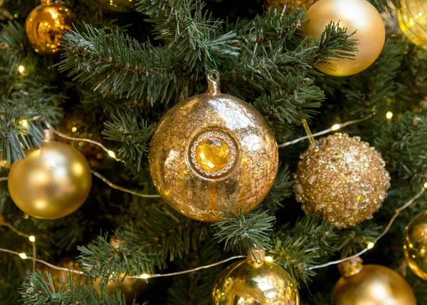 树枝上的圣诞装饰品 — 图库照片