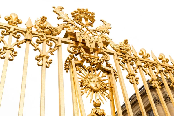 Portas douradas isoladas para o castelo de Versalhes. França — Fotografia de Stock