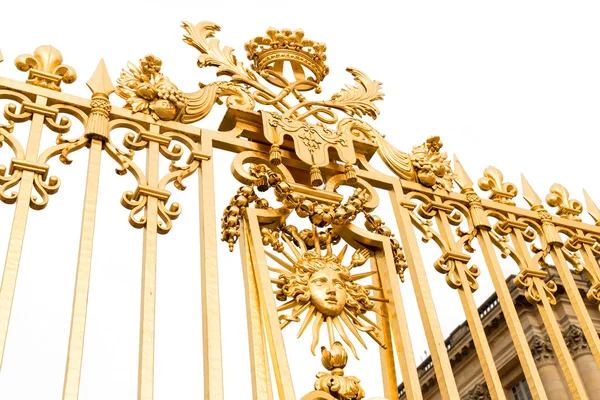 Portes d'or isolées menant au château de Versailles. France — Photo