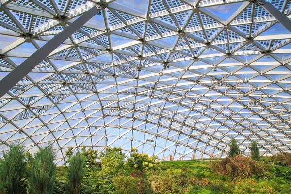 Moscú - 4 de septiembre de 2018: Bajo la cúpula de cristal del anfiteatro en el Parque Zaryadye de Moscú —  Fotos de Stock