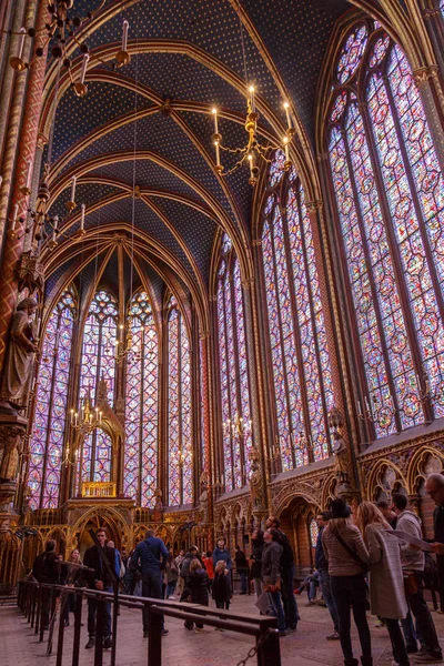 Paris, Frankrijk - 1 April, 2017:-interieur van de Heilige kapel van Sainte-Chapelle. De Sainte-Chapelle is een koninklijke middeleeuwse gotische kapel in Parijs en een van de meest beroemde monumenten van de stad — Stockfoto