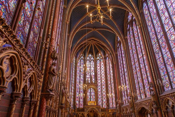 Gebrandschilderde ramen binnen de Sainte Chapelle een koninklijke middeleeuwse kapel in Parijs, Frankrijk — Stockfoto