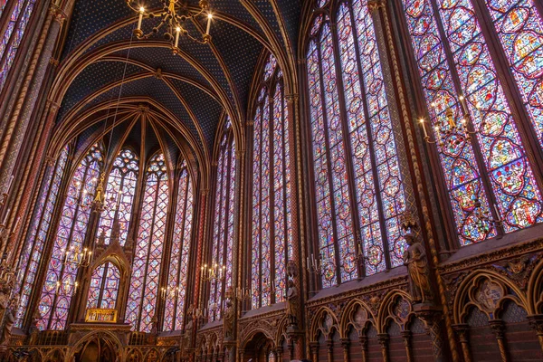 Gebrandschilderde ramen binnen de Sainte Chapelle een koninklijke middeleeuwse kapel in Parijs, Frankrijk — Stockfoto