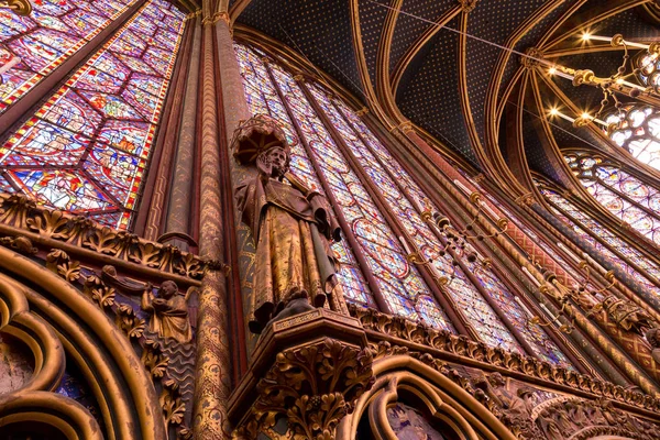 Gebrandschilderde ramen binnen de Sainte Chapelle een koninklijke middeleeuwse kapel in Parijs, Frankrijk — Stockfoto