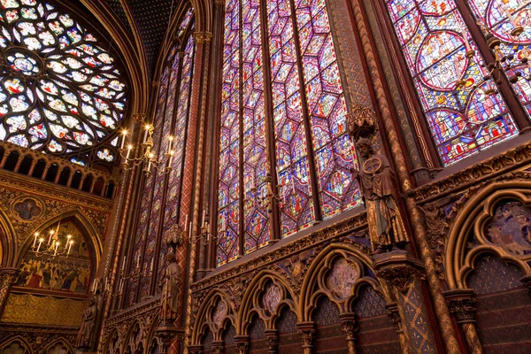 Λεκιασμένα παράθυρα γυαλιού στο εσωτερικό της Σαιντ Σαπέλ ένα βασιλικό μεσαιωνικό παρεκκλήσι στο Παρίσι, Γαλλία — Φωτογραφία Αρχείου