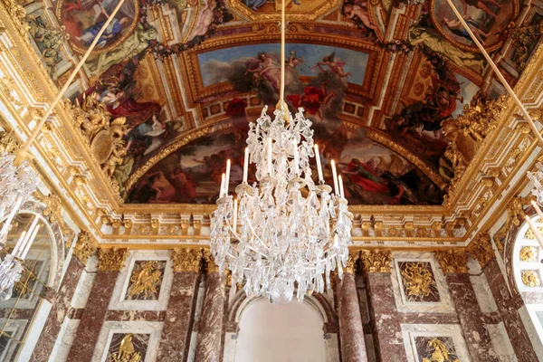 巴黎, 法国, 2017年3月28日: 在法国凡尔赛宫殿的镜子大厅 — 图库照片