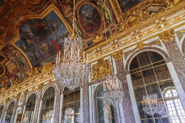 Paris, França, 28 de março de 2017: Hall of Mirrors no palácio de Versalhes, França — Fotografia de Stock