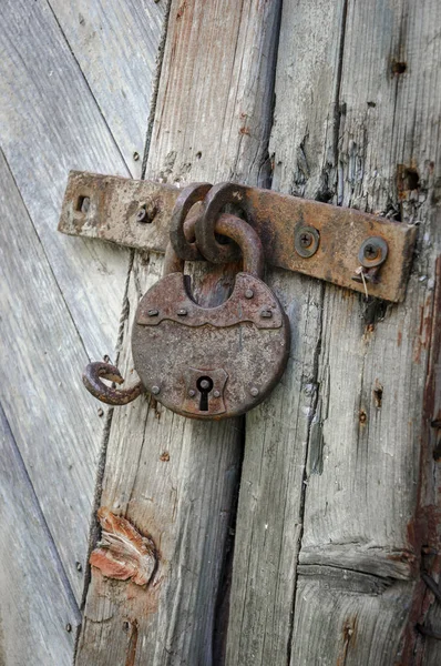 在门上的旧锁。老农舍的门上的锁。真实的乡村风格 — 图库照片