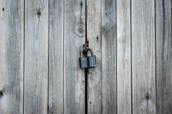 Uma fechadura velha na porta. trancar na porta de uma antiga quinta. verdadeiro estilo da aldeia — Fotografia de Stock