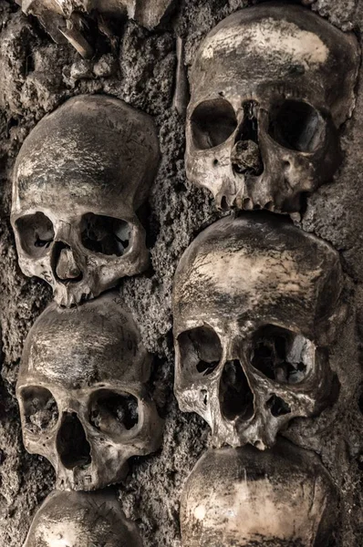 Lidskými lebkami a kostmi na zdi v kostnicí Evora — Stock fotografie