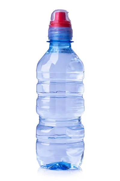 Plastikflasche mit Wasser isoliert auf weißem Hintergrund — Stockfoto