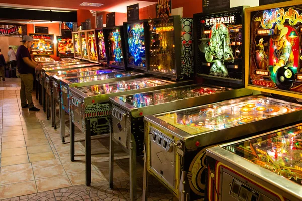 Budapest, Hongarije - 25 maart 2018: Pinball museum. Pinball tafel close-up uitzicht op vintage machine — Stockfoto