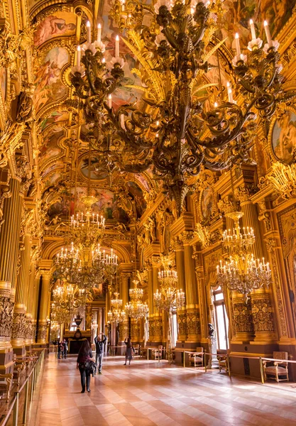 Paris, França, 31 de março de 2017: Vista interior da Ópera Nacional de Paris Garnier, França. Foi construído de 1861 a 1875 para a Ópera de Paris — Fotografia de Stock