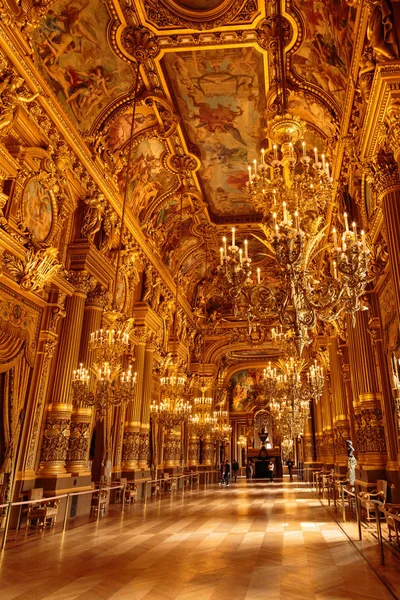 Paris, França, 31 de março de 2017: Vista interior da Ópera Nacional de Paris Garnier, França. Foi construído de 1861 a 1875 para a Ópera de Paris — Fotografia de Stock