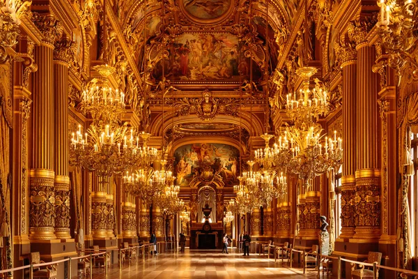 Parijs, Frankrijk, 31 maart 2017: Interieur uitzicht op de Opera National de Paris Garnier, Frankrijk. Het werd gebouwd van 1861 tot 1875 voor het Parijse Opera huis — Stockfoto